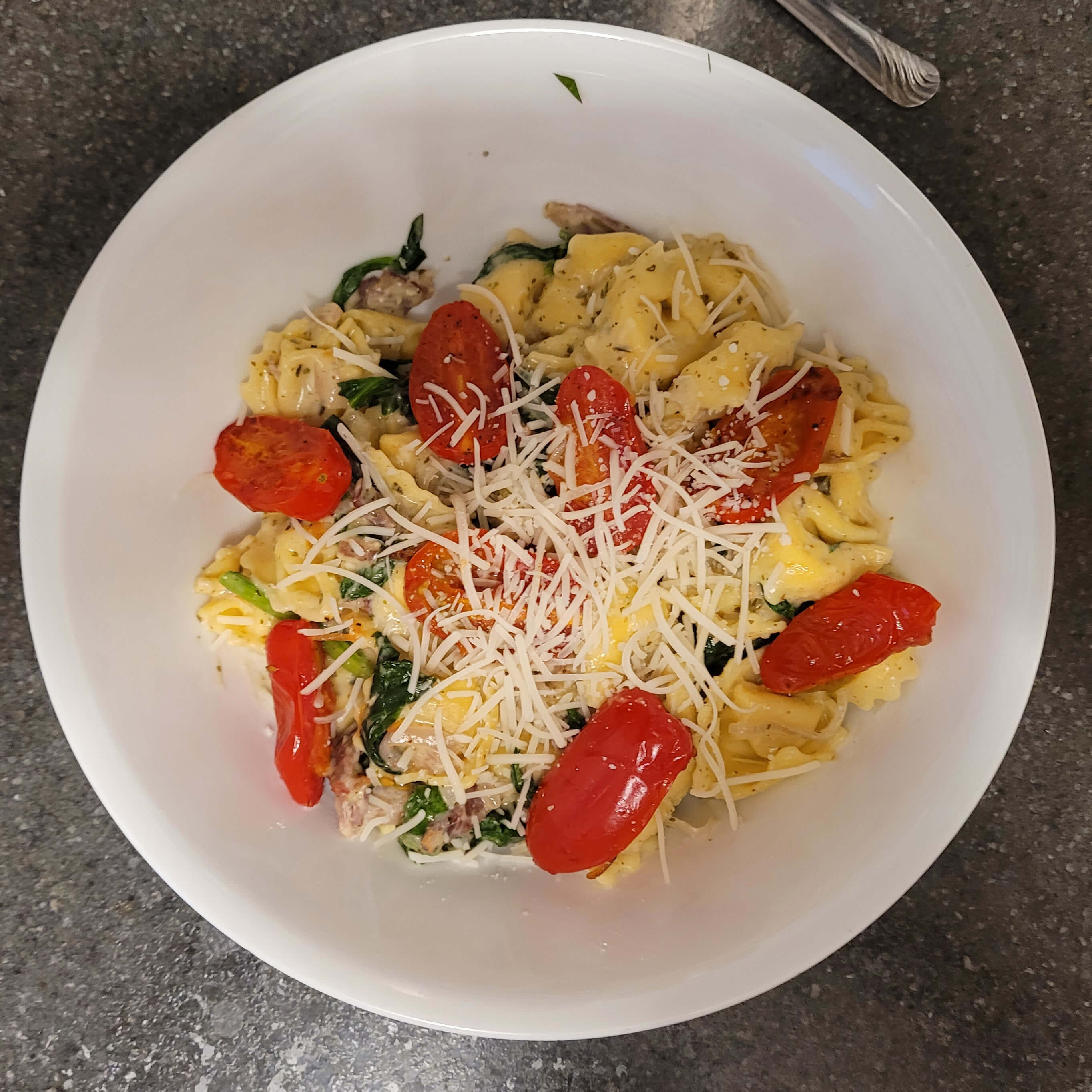 Cheese Tortellini and Creamy Pesto Sauce